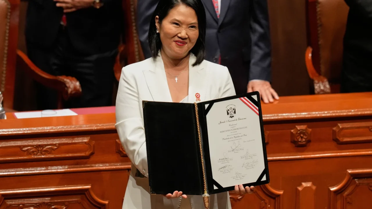 Keiko Fujimori asume la presidencia de Perú