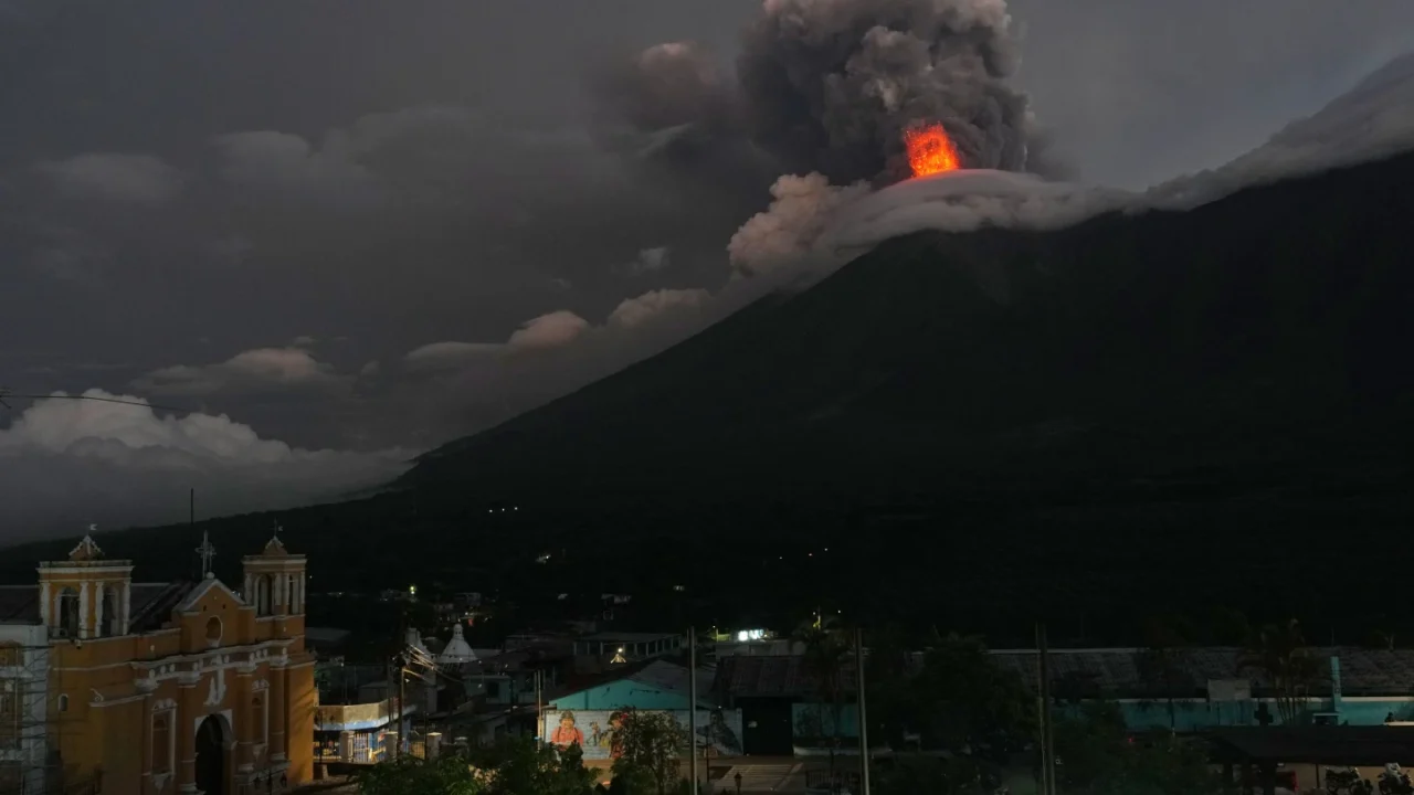 Autoridades guatemaltecas en alerta por actividad del Volcán de Fuego